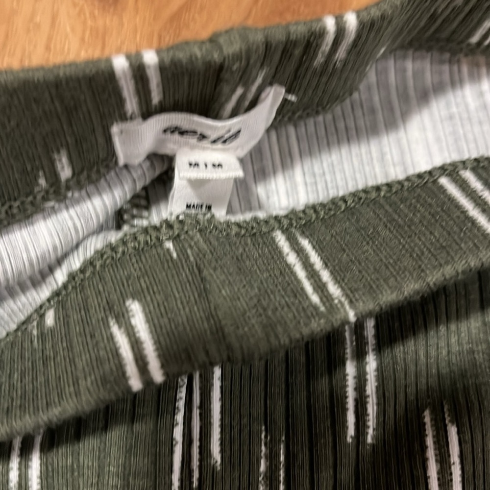 Green and White Patterned Pants - Picture 5 of 6